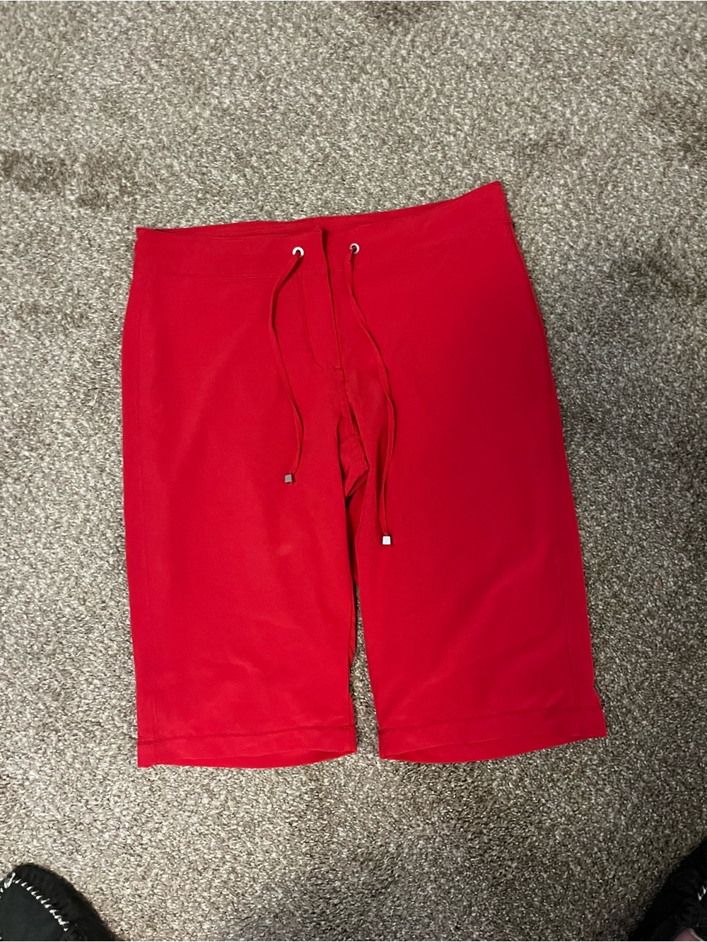 Daisy Fuentes Red Athletic Shorts with Mesh Lining